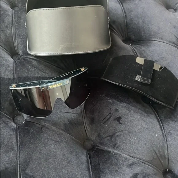 Versace - Picture 4 of 5